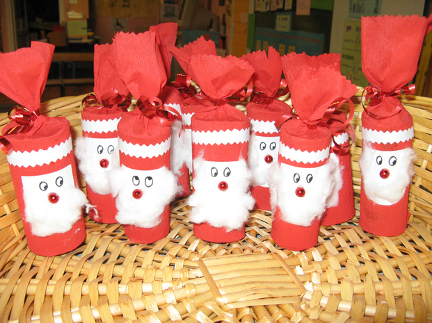 Le marché de Noël aura lieu vendredi 9 à 16h30 et samedi 10 déc à 10h30. Pour garnir l'étalage, chaque classe a préparé différents bricolages. Notre classe s'est afférée à préparer des petits Pères Noël garnis de friandises. Venez les voir au marché de Noël !! Le marché de Noël aura lieu vendredi 9 à 16h30 et samedi 10 déc à 10h30. Pour garnir l'étalage, chaque classe a préparé différents bricolages. Notre classe s'est afférée à préparer des petits Pères Noël garnis de friandises. Venez les voir au marché de Noël !!