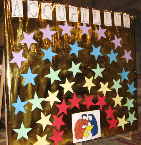 Après le témoignage des enfants de primaire et des parents d'élèves sur le mot "ACCUEILLIR", les maternelles ont participé à la crèche vivante. Toujours un moment d'émotion pour tous ! Après le témoignage des enfants de primaire et des parents d'élèves sur le mot "ACCUEILLIR", les maternelles ont participé à la crèche vivante. Toujours un moment d'émotion pour tous !