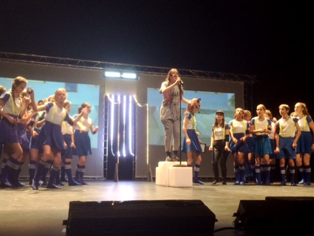 Tous au théâtre .. Tous au théâtre ..