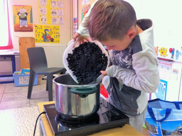 Callen a versé 1kg de mûres dans la marmite. Callen a versé 1kg de mûres dans la marmite.