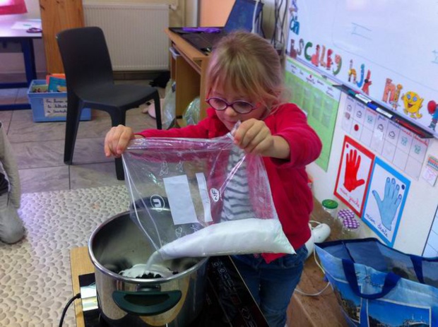 Marie-Charlotte a ajouté les 700g de sucre. Marie-Charlotte a ajouté les 700g de sucre.