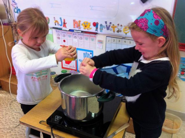 Léna et Manon ont pressé le jus d'un citron. Léna et Manon ont pressé le jus d'un citron.