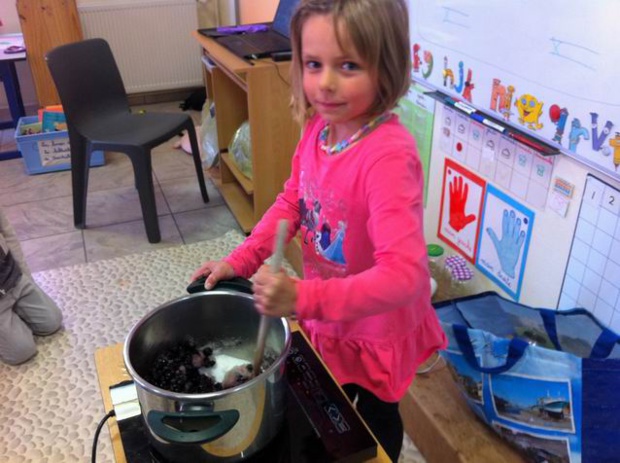 Sarah a mélangé le tout en faisant chauffer. Sarah a mélangé le tout en faisant chauffer.