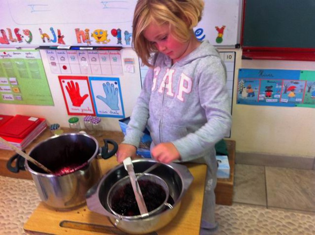Une fois cuite, Louise a passé la confiture dans une passoire pour enlever les grains. Une fois cuite, Louise a passé la confiture dans une passoire pour enlever les grains.