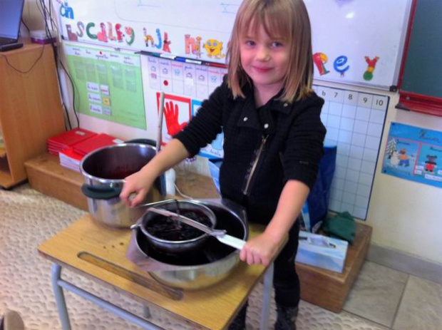 Gabrielle a poursuivi le travail de Louise. Gabrielle a poursuivi le travail de Louise.