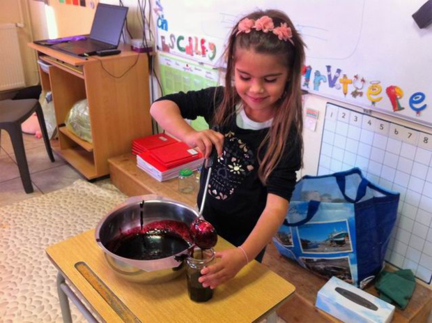 Anna a versé la confiture dans des pots. Nous la dégusterons sur du pain lundi prochain avec les 3 autres classes du cycle 2 qui nous préparent aussi de bonnes recettes à base de fruits d'Automne. Anna a versé la confiture dans des pots. Nous la dégusterons sur du pain lundi prochain avec les 3 autres classes du cycle 2 qui nous préparent aussi de bonnes recettes à base de fruits d'Automne.
