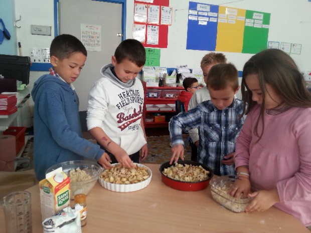Pour la semaine du goût, nous avons préparé un goûter d'automne et nous nous sommes lancés dans la préparation de crumble aux pommes Pour la semaine du goût, nous avons préparé un goûter d'automne et nous nous sommes lancés dans la préparation de crumble aux pommes