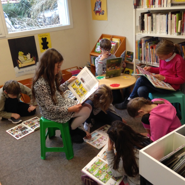 A la bibliothèque... A la bibliothèque...