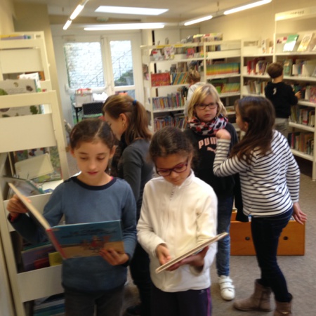 A la bibliothèque... A la bibliothèque...