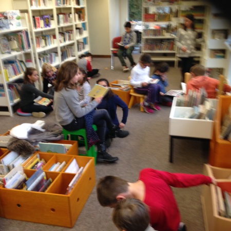 A la bibliothèque... A la bibliothèque...