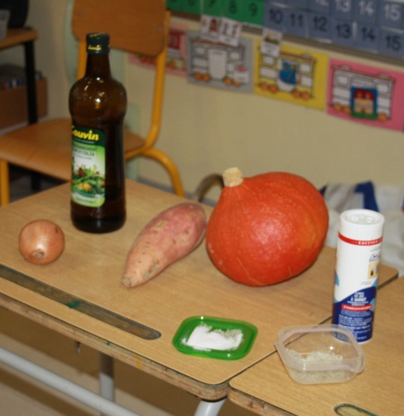 Pour terminer notre travail sur l'automne, nous avons cuisiné une soupe de potimarron. Pour terminer notre travail sur l'automne, nous avons cuisiné une soupe de potimarron.