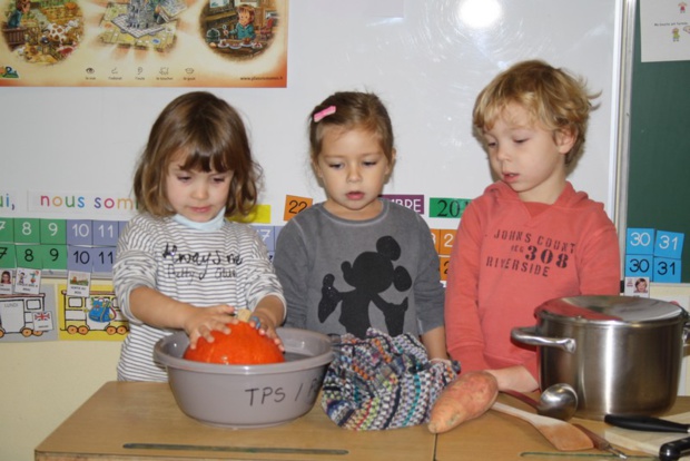 Pour terminer notre travail sur l'automne, nous avons cuisiné une soupe de potimarron. Pour terminer notre travail sur l'automne, nous avons cuisiné une soupe de potimarron.