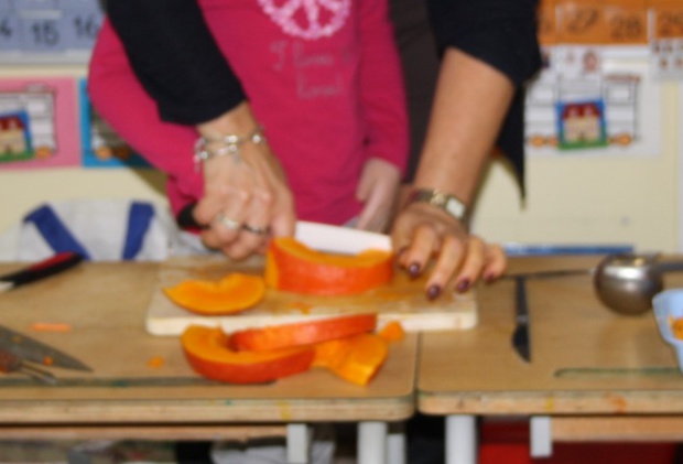 Pour terminer notre travail sur l'automne, nous avons cuisiné une soupe de potimarron. Pour terminer notre travail sur l'automne, nous avons cuisiné une soupe de potimarron.