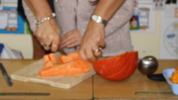 Pour terminer notre travail sur l'automne, nous avons cuisiné une soupe de potimarron. Pour terminer notre travail sur l'automne, nous avons cuisiné une soupe de potimarron.