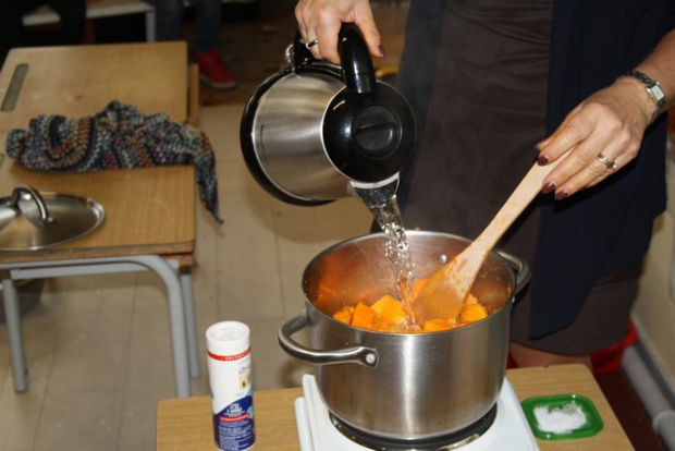 Pour terminer notre travail sur l'automne, nous avons cuisiné une soupe de potimarron. Pour terminer notre travail sur l'automne, nous avons cuisiné une soupe de potimarron.
