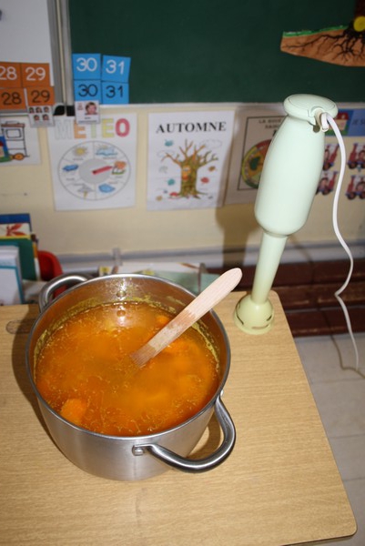Pour terminer notre travail sur l'automne, nous avons cuisiné une soupe de potimarron.