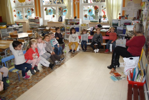 Martine de l'association des passeurs de livres est venue nous raconter des histoires sur l'automne. Martine de l'association des passeurs de livres est venue nous raconter des histoires sur l'automne.