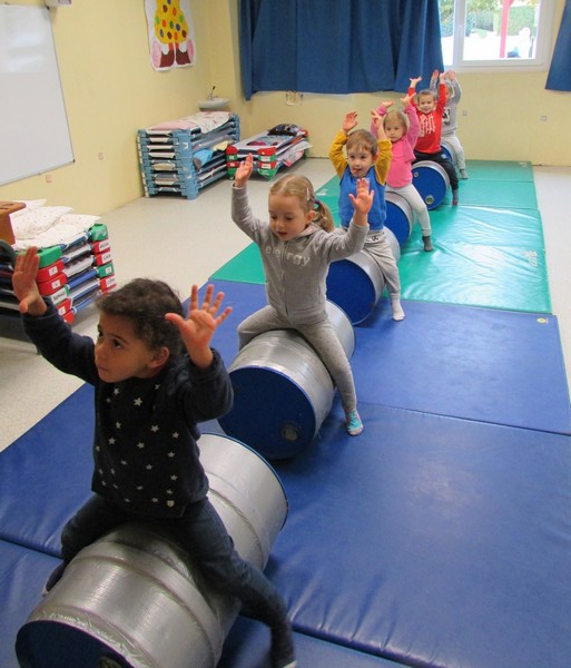 Les petits artistes du cirque.