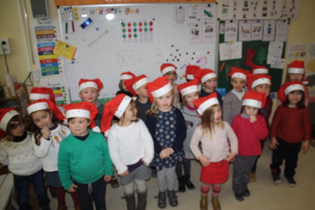 Les élèves de la classe des petits moyens vous souhaitent de JOYEUSES FETES DE FIN D'ANNEE : Les élèves de la classe des petits moyens vous souhaitent de JOYEUSES FETES DE FIN D'ANNEE :