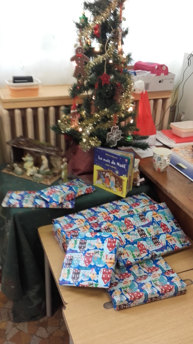 Le Père Noël est passé dans la classe. Le Père Noël est passé dans la classe.