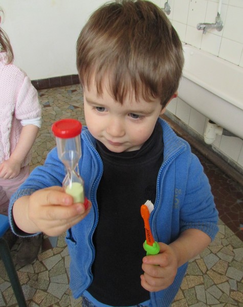 Brossons-nous bien les dents! Brossons-nous bien les dents!