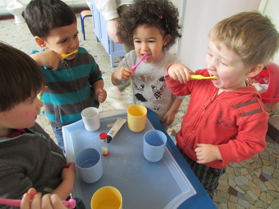 Brossons-nous bien les dents! Brossons-nous bien les dents!