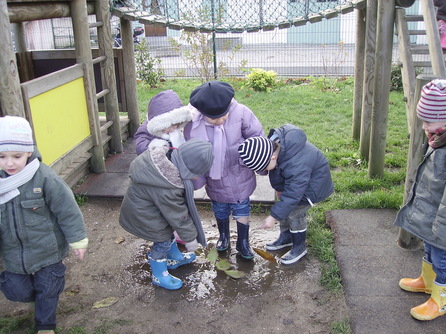 Marcher dans les flaques! Marcher dans les flaques!