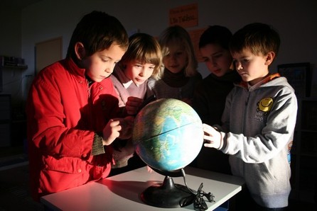 En sciences, les CE2 ont étudié la rotation de la Terre, le jour, la nuit et les 24 heures de la journée