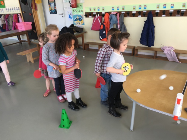 Puis, nous avons appris à taper dans la balle en collant notre raquette contre notre ventre, tout en tenant cette dernière correctement. Puis, nous avons appris à taper dans la balle en collant notre raquette contre notre ventre, tout en tenant cette dernière correctement.