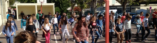 Danse country sur la cour