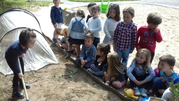 Nous avons aussi creusé… avec des pelles, mis les graines de persil puis arrosé avec des arrosoirs. Nous avons aussi creusé… avec des pelles, mis les graines de persil puis arrosé avec des arrosoirs.