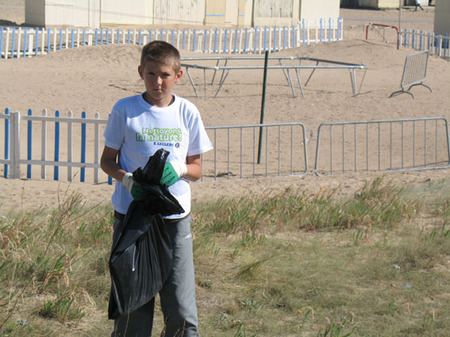 Les CM1 nettoient la plage de Ouistreham dans le cadre de l'opération"NETTOYONS LA NATURE"