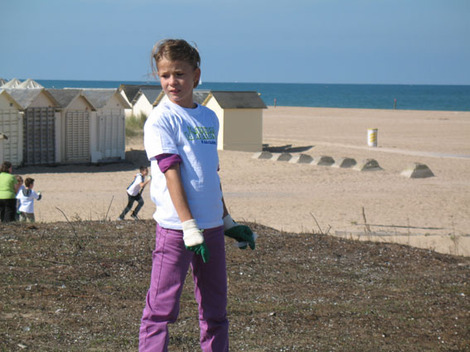 Les CM1 nettoient la plage de Ouistreham dans le cadre de l'opération"NETTOYONS LA NATURE"