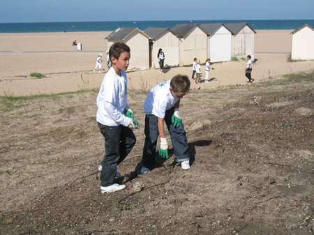 Les CM1 nettoient la plage de Ouistreham dans le cadre de l'opération"NETTOYONS LA NATURE"