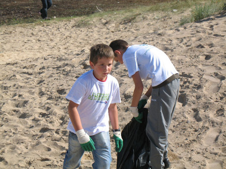 Les CM1 nettoient la plage de Ouistreham dans le cadre de l'opération"NETTOYONS LA NATURE"
