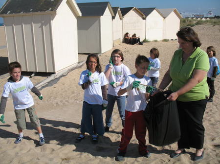 Les CM1 nettoient la plage de Ouistreham dans le cadre de l'opération"NETTOYONS LA NATURE"