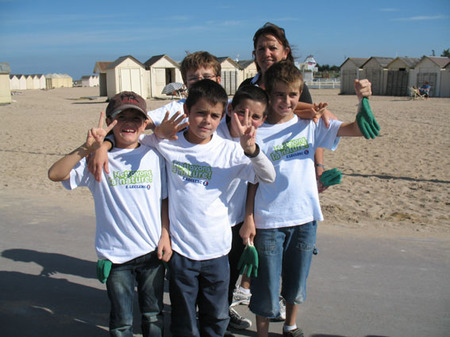 Les CM1 nettoient la plage de Ouistreham dans le cadre de l'opération"NETTOYONS LA NATURE"