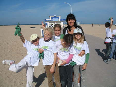 Les CM1 nettoient la plage de Ouistreham dans le cadre de l'opération"NETTOYONS LA NATURE" Les CM1 nettoient la plage de Ouistreham dans le cadre de l'opération"NETTOYONS LA NATURE"
