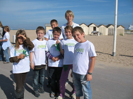 Les CM1 nettoient la plage de Ouistreham dans le cadre de l'opération"NETTOYONS LA NATURE"