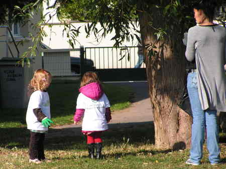 Nettoyons les cours de l'école. Nettoyons les cours de l'école.