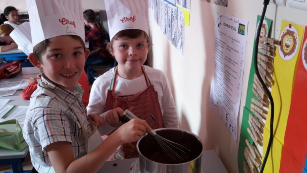 Les CM1 réalisent des Roses des Sables Les CM1 réalisent des Roses des Sables