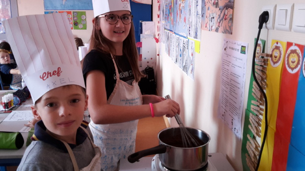 Les CM1 réalisent des Roses des Sables Les CM1 réalisent des Roses des Sables