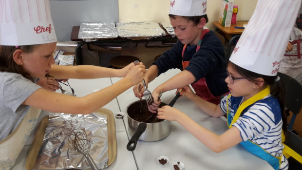 Les CM1 réalisent des Roses des Sables Les CM1 réalisent des Roses des Sables