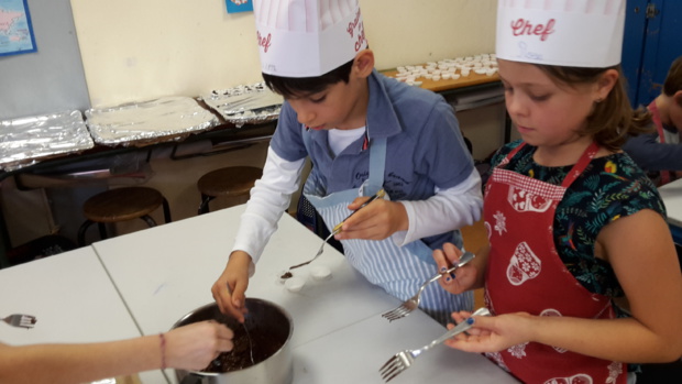 Les CM1 réalisent des Roses des Sables Les CM1 réalisent des Roses des Sables