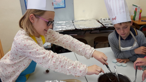 Les CM1 réalisent des Roses des Sables Les CM1 réalisent des Roses des Sables