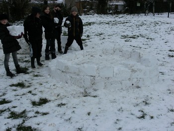 L'école sous la neige L'école sous la neige