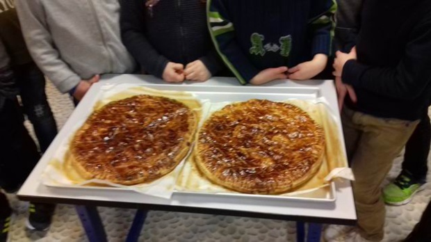 Nous avons réalisé deux belles galettes bien dorées ! Nous avons réalisé deux belles galettes bien dorées !