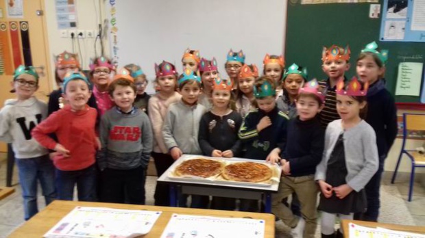 Nous avons mis nos couronnes russes sur la tête pour l'occasion. Nous avons mis nos couronnes russes sur la tête pour l'occasion.