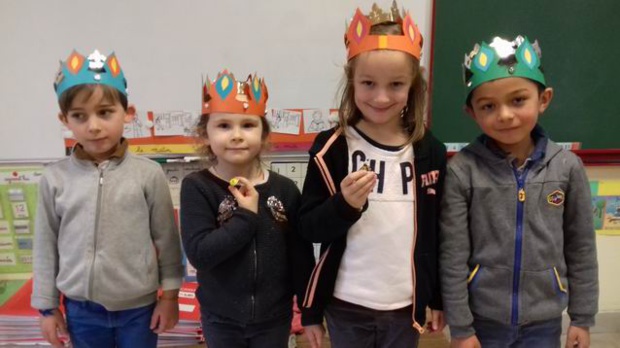 Nous avons tiré les rois. Manon et Paloma sont devenues les reines de la classe !