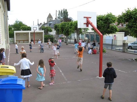 1ère récréation sur la cour des primaires